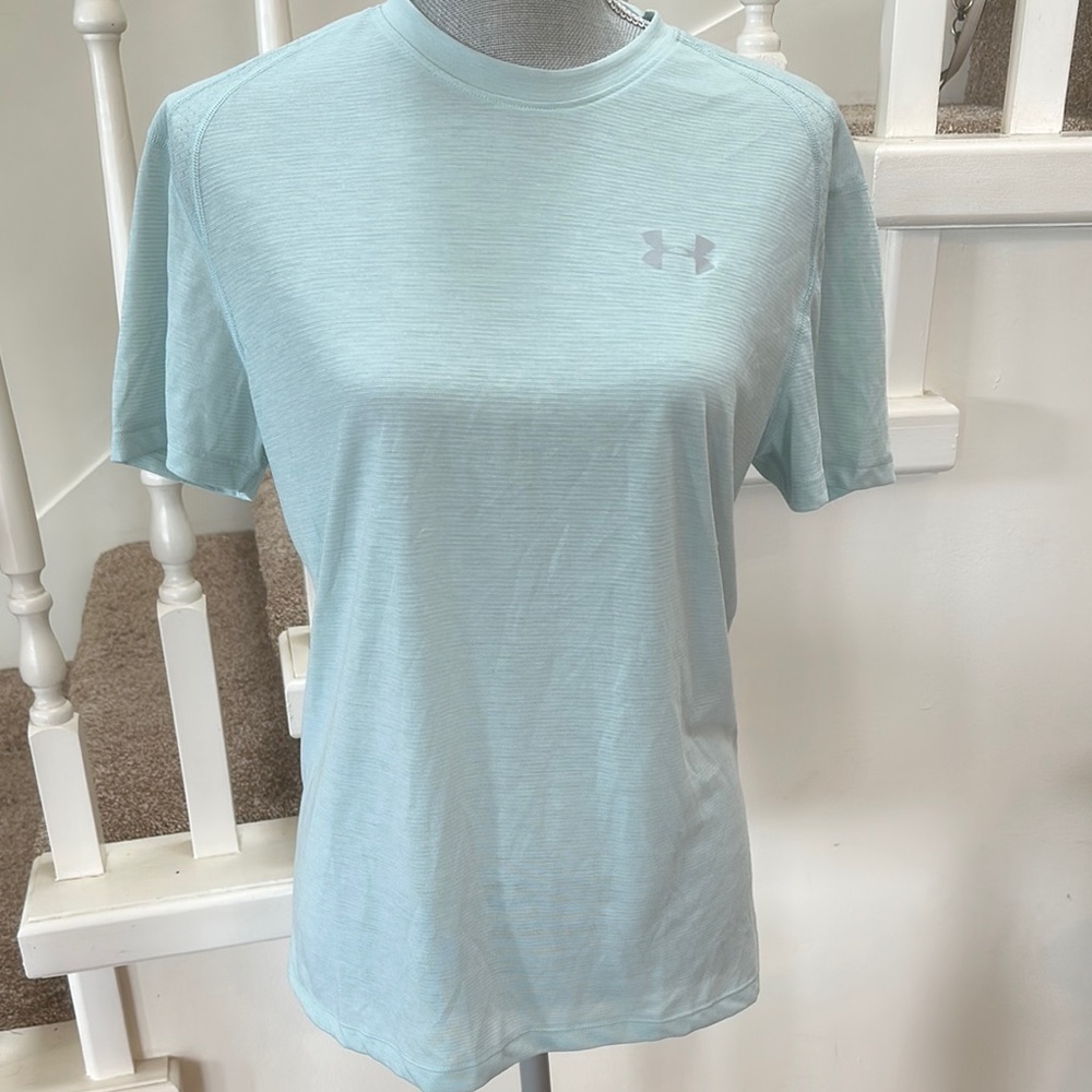 Nwot. Under armour fitted women’s tshirt